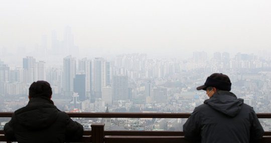 뿌연 서울 도심 수도권의 초미세먼지 농도가 ‘나쁨’인 2일 서울 남산에서 바라본 도심이 온통 뿌옇다. 국립환경과학원에 따르면 3일에도 강원 영동을 제외한 전국 대부분 지역에서 초미세먼지가 기승을 부릴 것으로 예상된다. 뉴스1