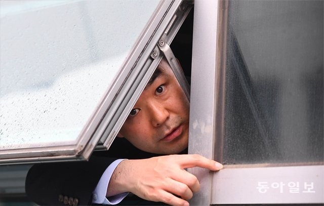 한국당 의원들이 지난해 4월 25일 채이배 바른미래당 의원을 의원실에서 나가지 못하게 하자 채 의원이 창문을 통해 기자들과 인터뷰하고 있다. 동아일보 DB