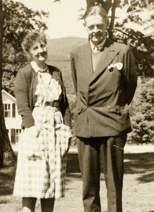 미국계 영국 시인 T S 엘리엇(오른쪽)과 그의 절친 겸 뮤즈로 알려진 미국 여성 교수 에밀리 헤일이 미국 도싯에서 1946년 함께 찍은 사진. AP 뉴시스