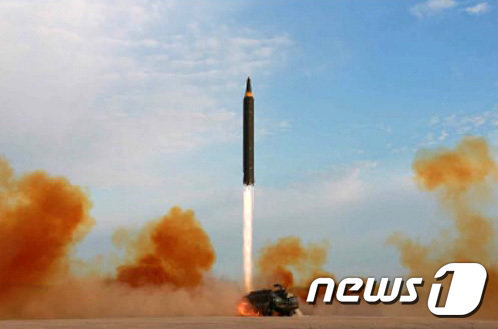 북한 조선중앙통신이 지난 15일 새벽 일본 상공을 통과해 북태평양상으로 발사한 탄도미사일은 중장거리탄도미사일(IRBM)인 화성-12형이라고 16일 밝혔다. (노동신문) © News1