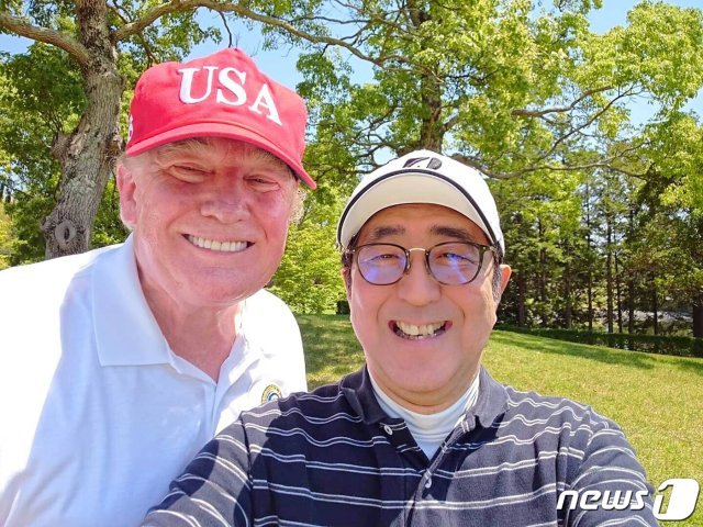 지난해 5월 아베 일본 총리가 트럼프 미국 대통령과 골프 라운딩 중 찍은 셀카를 트위터에 올렸다. (아베 신조 일본 총리 페이스북) 2019.5.26/뉴스1