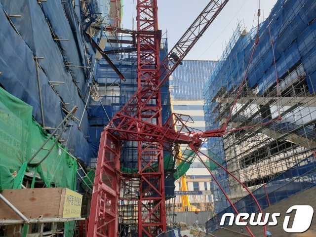 3일 오전 8시32분께 인천시 연수구 송도동 한 공구제조업체 사옥 및 연구소 신축공사현장에서 타워크레인이 넘어져 공사 관계자 1명이 숨지고 1명이 깔렸다. 또 현장에 있던 1명이 다쳐 병원으로 이송돼 치료를 받고 있다. 소방은 깔린 1명 구조에 나서는 한편 경찰과 함께 정확한 사고 경위를 조사 중이다.(인천소방본부 제공)2019.1.3/뉴스1 © News1