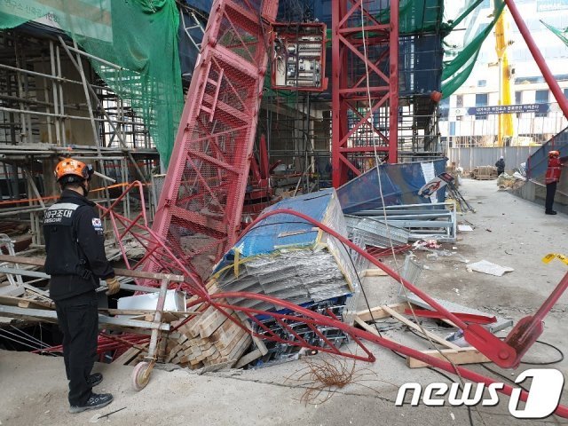 3일 오전 8시32분께 인천시 연수구 송도동 한 공구제조업체 사옥 및 연구소 신축공사현장에서 타워크레인이 넘어져 공사 관계자 1명이 숨지고 1명이 깔렸다. 또 현장에 있던 1명이 다쳐 병원으로 이송돼 치료를 받고 있다. 소방은 깔린 1명 구조에 나서는 한편 경찰과 함께 정확한 사고 경위를 조사 중이다.(인천소방본부 제공)2019.1.3/뉴스1 © News1