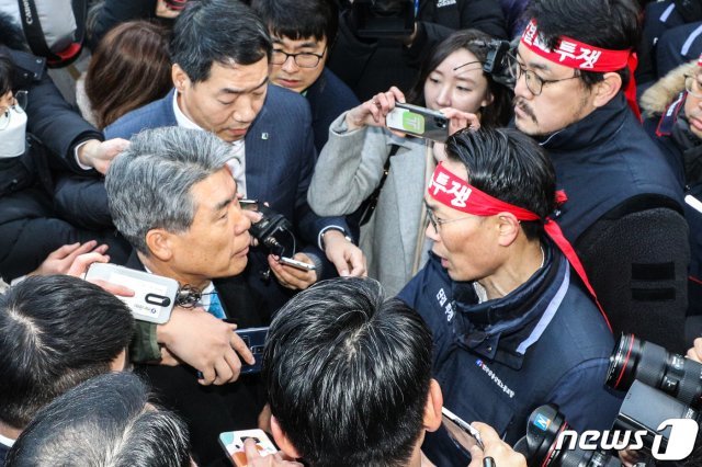 3일 오전 서울 중구 IBK기업은행 본점에서 윤종원 신임 IBK기업은행장이 첫 출근 중 노조원들의 출근 저지 투쟁에 가로막혀 노조원들과 대화를 하고 있다. 국책은행인 기업은행의 행장은 금융위원장이 제청하고 대통령이 임명하는 자리며 기업은행 노조는 윤 신임 행장에 대해 ‘은행업 경력이 전무한 낙하산 인사’라며 ‘4월까지 출근 저지 투쟁과 파업에 나서겠다’고 밝혔다. 2019.1.3/뉴스1 © News1