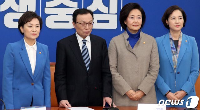 김현미 국토교통부 장관(왼쪽부터), 이해찬 더불어민주당 대표, 박영선 중소벤처기업부 장관, 유은혜 사회부총리 겸 교육부 장관이 3일 서울 여의도 국회에서 21대 총선 불출마 선언 기자회견을 하고 있다. 2020.1.3/뉴스1 © News1