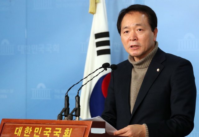 성일종 자유한국당 원내대변인이 2일 서울 여의도 국회 정론관에서 검찰 패스트트랙 수사 관련 논평을 하고 있다. 사진=뉴스1