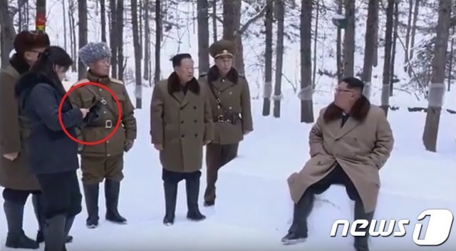 북한 조선중앙TV가 3일 새 기록영화를 방영했다. 영화 제목은 ‘영원히 가리라 백두의 행군길을’이다. 리설주 여사가 김정은 국무위원장 앞에서 스마트폰을 사용하고 있다.(조선중앙TV 갈무리)