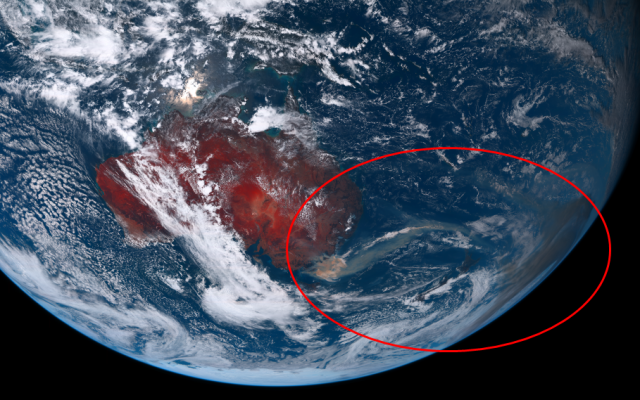 3일 일본 기상청이 운영하는 정지궤도 기상위성 히마와리 8호의 실시간 웹에 접속하면, 산불이 난 호주 남동부 뉴사우스웨일스 지역쯤에 갈색 연기가 가득한 모습을 볼 수 있다.