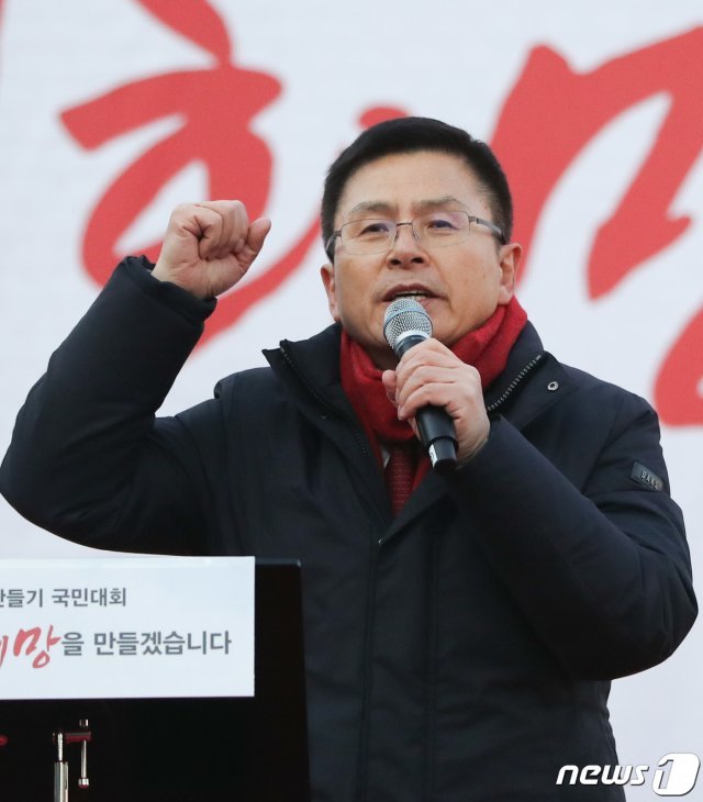 황교안 자유한국당 대표가 3일 서울 광화문 세종문화회관 앞에서 열린 희망 대한민국 만들기 국민대회에서 규탄사를 하고 있다. 뉴스1