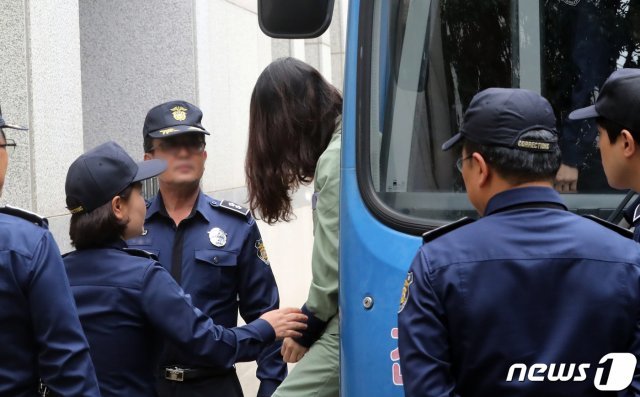 전 남편 살해 혐의로 구속기소된 고유정이 지난해 9월 오후 제주지방법원에서 열린 4차 공판에 참석하기 위해 법원에 출석하고 있다.2019.9.30/뉴스1 © News1