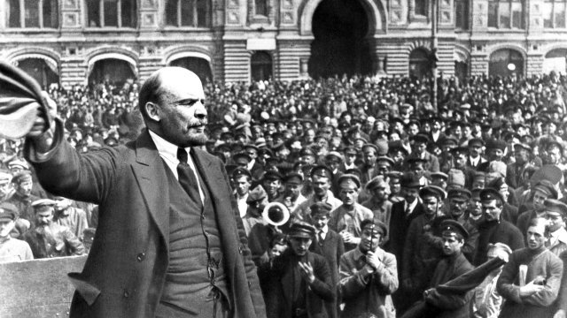 볼셰비키 혁명 당시 연설하는 블라드미르 레닌. 출처 위키미디어