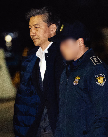 ‘감찰 무마’ 의혹을 받고 있는 조국 전 법무부 장관이 지난해 12월 27일 오전 구속영장이 기각되자 서울동부구치소를 나서고 있다. [뉴스1]