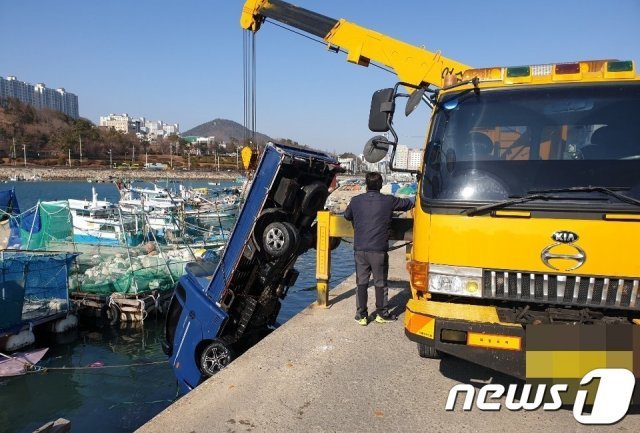 바다에서 인양되는 1톤 화물차량.(여수해경 제공)/뉴스1 © News1