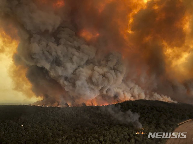 2일(현지 시간) 호주 남부 베언즈데일의 산에서 불길이 솟구치고 있다. 사진=뉴시스