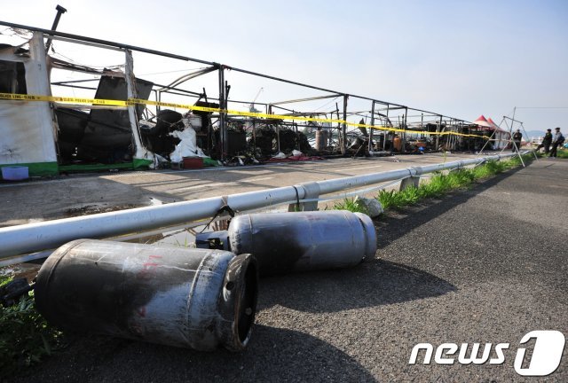 화재 사고 현장에서 검게 그을린 LPG 가스통. 뉴스1DB