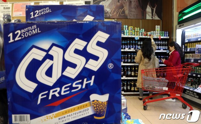 오비맥주가 다음달 4일 부터 카스, 카프리 등 주요 맥주 제품의 공장 출고가를 평균 5.3% 인상한다고 밝힌 26일 서울의 한 대형마트를 찾은 고객들이 주류매대를 살펴보고 있다. 공장 출고가 인상에 따라 대표 제품인 ‘카스’ 병맥주 500㎖의 출고가는 1천147원에서 1천203.22원으로 56.22원(4.9%) 오른다.오비맥주의 출고가 인상은 2016년 11월 이후 약 2년 5개월 만이다. © News1