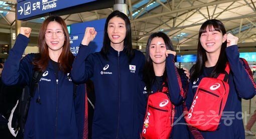 2020 도쿄올림픽 아시아최종예선을 앞두고 한국여자국가대표팀이 5일 인천국제공항을 통해 태국으로 출국했다. 출국에 앞서 여자배구대표팀 김수지, 김연경, 이다영, 이재영, 이주아가 카메라를 향해 포즈를 취하고 있다. 인천국제공항｜김민성 기자 marineboy@donga.com