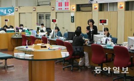 5대 시중은행이 작년 말부터 희망퇴직 신청을 받았다. 동아일보DB