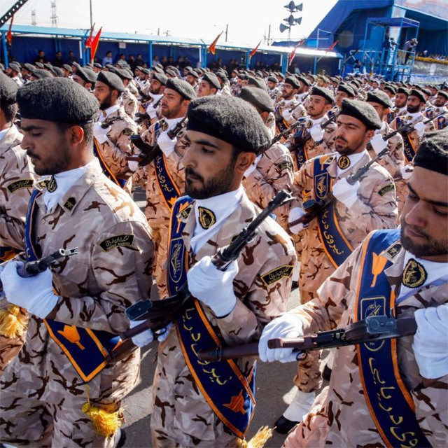 이란 정예군인들로 구성된 혁명수비대의 사열 받는 모습. 뉴스위크 웹사이트