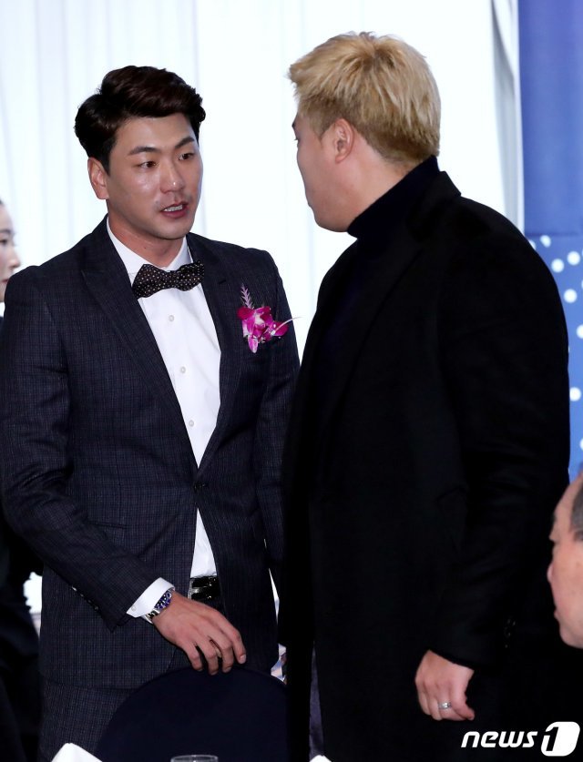 2019년 말 시상식장에서 만나 대화를 나누는 김광현(왼쪽)과 류현진. /뉴스1 © News1