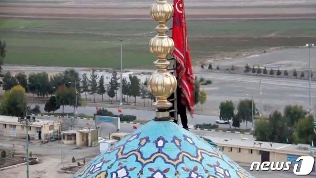 4일(현지시간) 이란 시아파 성지 쿰에 위치한 잠카란 모스크에 ‘피의 복수’를 뜻하는 붉은 깃발이 내걸였다. (이란 국영TV 캡처)2020.1.5/©뉴스1