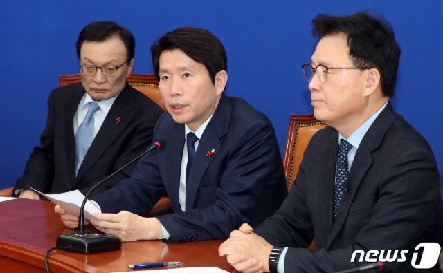 이인영 더불어민주당 원내대표(가운데)가 6일 서울 여의도 국회에서 열린 최고위원회의에서 발언하고 있다. © News1