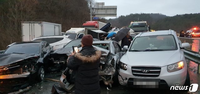 6일 오전 6시40분쯤 경남 합천군 대양면 도리 국도33호선 초계면에서 합천읍 방향으로 운행하던 차량 39대가 사고가 나 관계당국이 수습하고 있다.(경남경창청 제공) 2020.1.6. ⓒ 뉴스1