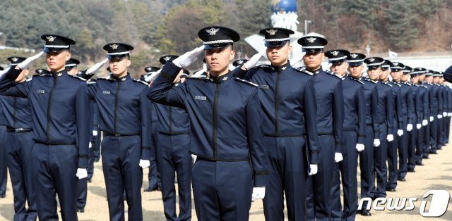 14일 오전 충북 청주시 공군사관학교에서 열린 제71기 공군사관생도 입학식에서 생도들이 경례를 하고 있다. © News1