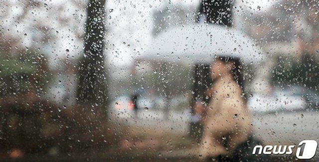 비가 내린 17일 전북 전주시 전북대학교 캠퍼스에서 우산을 쓴 학생들이 발걸음을 옮기고 있다. © News1