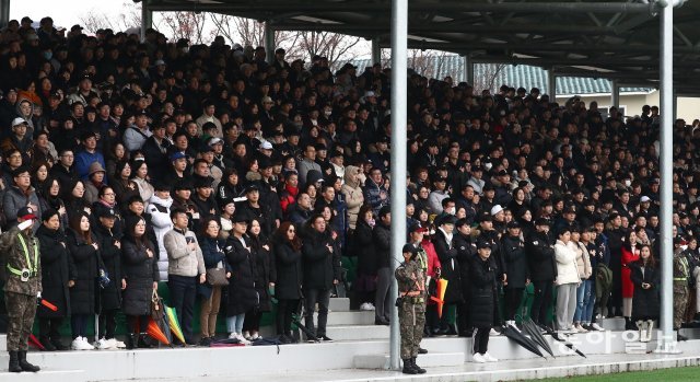 비가 오는 관계로 부모님 및 지인들과 과 입영 예정 장병들이 관중석에서 함께 행사를 가졌다. 
＜송은석기자 silverstone@donga.com＞