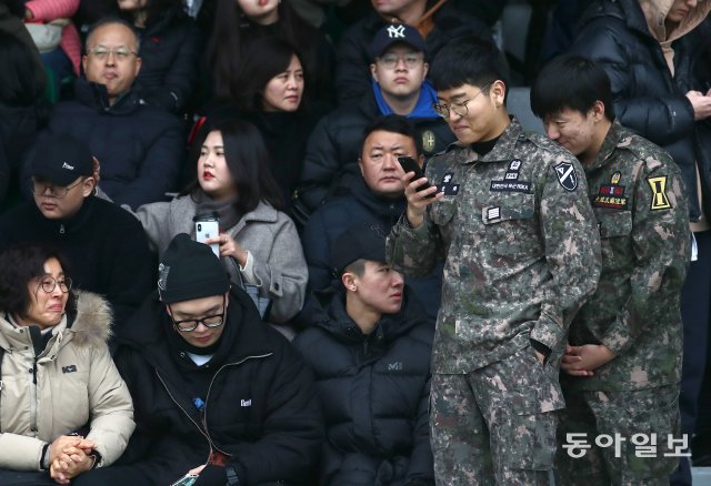 배웅나온 예비역 장병들과 입영 예정 장병들의 표정이 대조된다.
＜논산=송은석기자 silverstone@donga.com＞