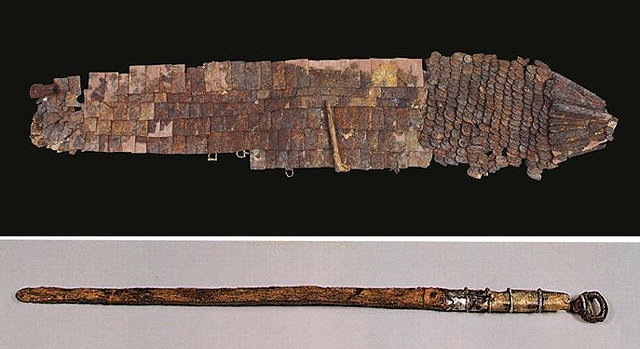 보물로 지정된 경남 함안 마갑총 출토 말갑옷(위)과 고리자루큰칼. 문화재청 제공