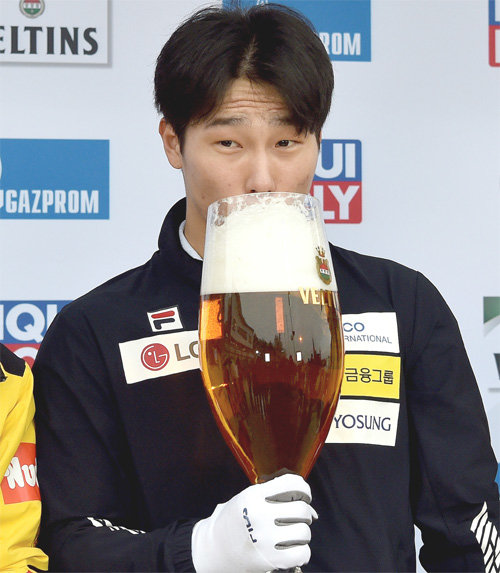 윤성빈이 5일 독일 빈터베르크에서 열린 국제봅슬레이스켈레톤연맹(IBSF) 월드컵 3차 대회에서 우승한 뒤 대형 글라스에 채워진 맥주를 마시고 있다. 빈터베르크=AP 뉴시스