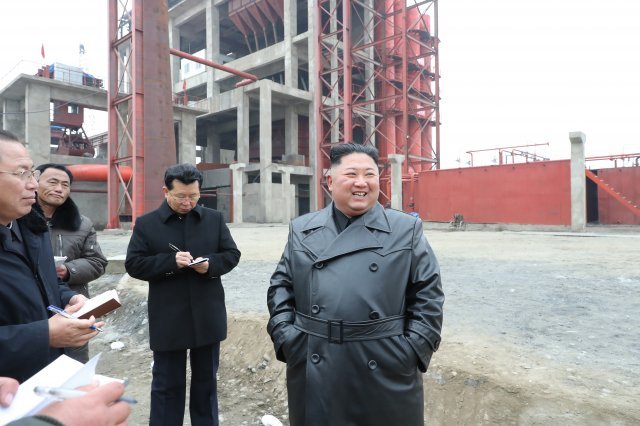 김정은 북한 국무위원장이 2020년 새해 첫 현지지도로 순천인비료공장 건설현장을 방문했다. 사진=노동신문