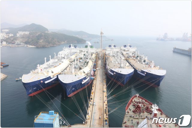 대우조선해양이 수주한 세계 최초 쇄빙 능력을 갖춘 LNG선.   (대우조선해양 제공) 뉴스1DB