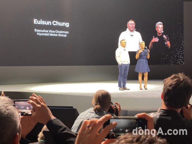 정의선 현대자동차그룹 수석부회장(오른쪽 상단 끝에서 두번째)이 6일(현지 시간) 미국 네바다주 라스베이거스 만델레이베이 호텔 컨벤션센터에서 ‘모빌리티 솔루션’ 관련 발표를 하고 있다.