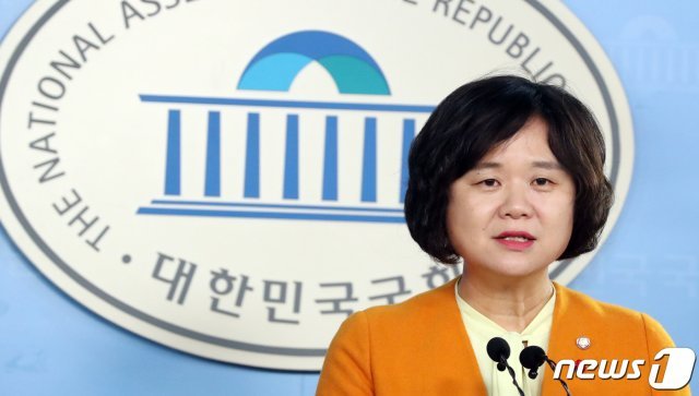 이정미 정의당 의원이 7일 서울 여의도 국회 정론관에서 21대 총선 인천 연수을 출마 기자회견을 하고 있다. 2020.1.7/뉴스1 © News1