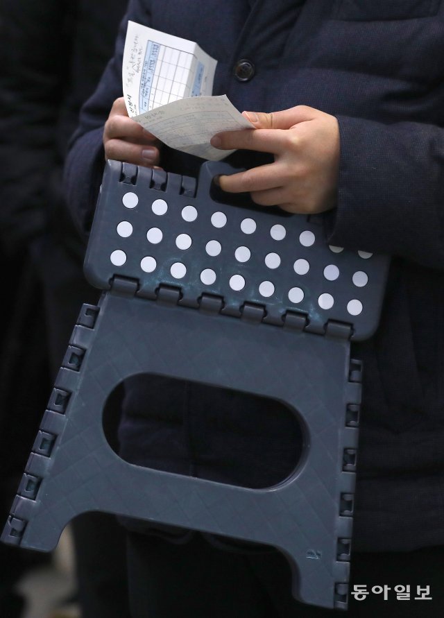 설 승차권 예매
2020년 설 승차권 예매가 7일 서울역에서 8시부터 시작됐다. 한 시민이 대기용 간이 의자를 들고 있다.