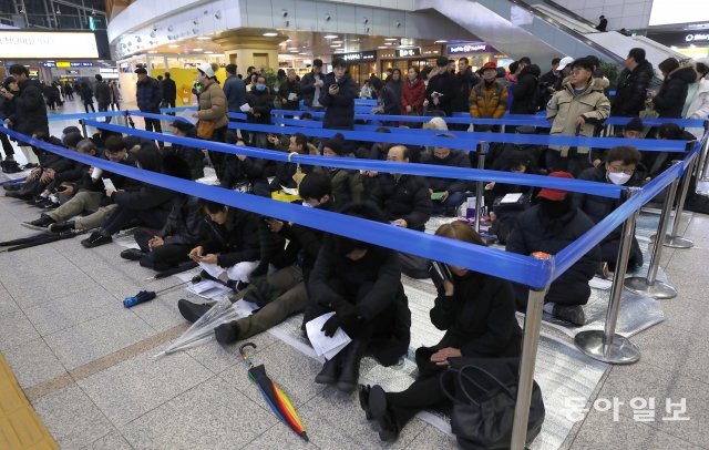 설 승차권 예매
2020년 설 승차권 예매가 7일 서울역에서 8시부터 시작됐다. 시민들이 표 구입을 위해 긴 줄을 서 있다.