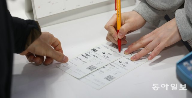 설 승차권 예매
2020년 설 승차권 예매가 7일 서울역에서 8시부터 시작됐다. 한 시민이 승차권을 구매하고 있다.