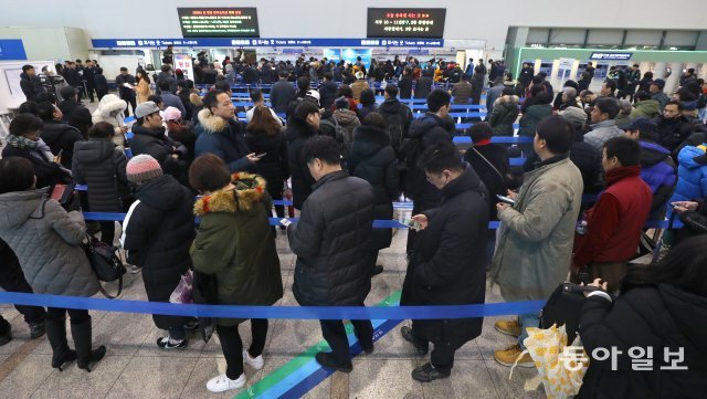 설 승차권 예매
2020년 설 승차권 예매가 7일 서울역에서 8시부터 시작됐다. 시민들이 표 구입을 위해 긴 줄을 서 있다.