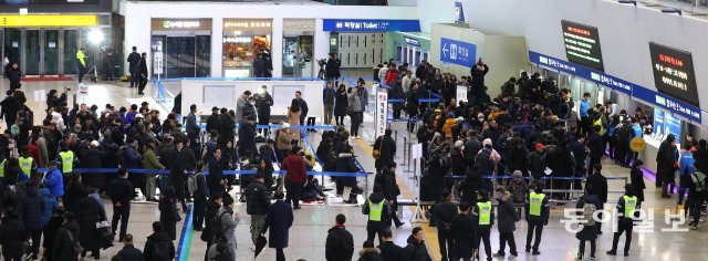 설 승차권 예매
2020년 설 승차권 예매가 7일 서울역에서 8시부터 시작됐다. 시민들이 표 구입을 위해 긴 줄을 서 있다.