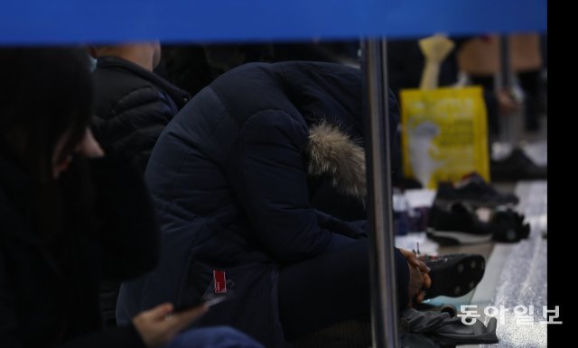 설 승차권 예매
2020년 설 승차권 예매가 7일 서울역에서 8시부터 시작됐다. 한 시민이 기다림 끝에 쪽잠을 청하고 있다.