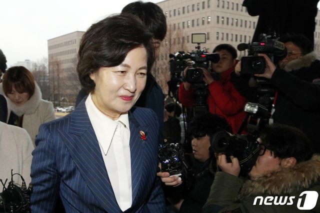 추미애 법무부 장관이 7일 오후 경기 정부과천청사 법무부로 들어서고 있다. 추 장관은 검찰 고위간부 인사 단행을 앞두고 이날 윤석열 검찰총장과 비공개 면담을 할 예정이다. © News1