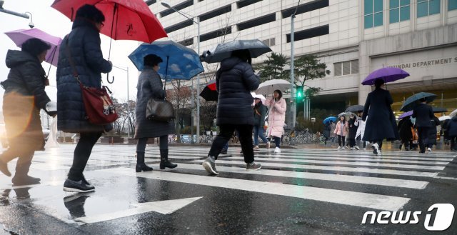 겨울비가 내린 7일 오후 서울 양천구 축제의 거리 앞에서 우산을 쓴 시민들이 발걸음을 옮기고 있다. 기상청 관계자는 “전국 대부분 지역에 비 또는 눈이 내리면서 가시거리가 짧아지고 도로가 미끄러운 곳이 많아 교통안전에 각별히 유의하기 바란다“고 밝혔다.© News1