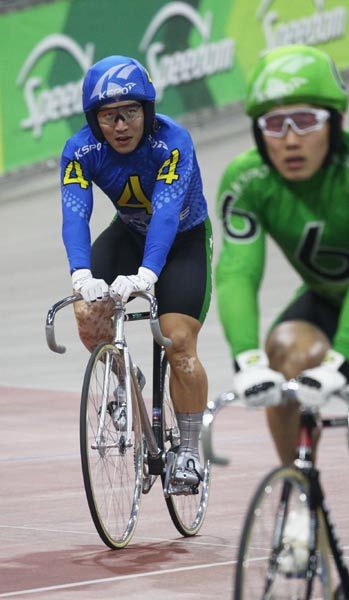 슈퍼특선급 기량을 가진 무서운 신예 임채빈(4번 파란색 유니폼)이 데뷔전인 3일 우수급 경주에서 압도적인 실력으로 결승선을 통과한
 후 전광판을 보고 있다. 올시즌 1회차에서 3일 연속 우승하며 3연승을 기록 중이다. 사진제공｜국민체육진흥공단