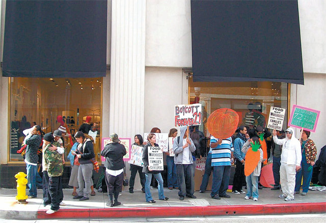 포에버21’은 노동법 위반 관련 이슈가 끊이지 않아 보이콧에 시달리기도 했다. 사진은 이에 항의해 불매운동에 나선 소비자들이 2015년 페이스북 그룹 계정, ‘Boycott Forever21 for Supporting Forced Labor’에 올린 ‘포에버21’ 매장 앞 시위 모습.