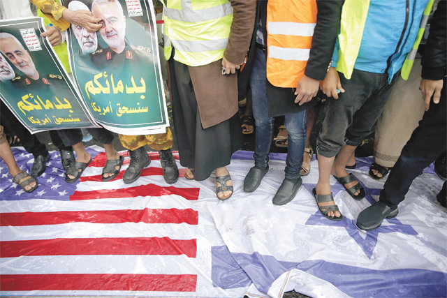 예멘서도 美-이스라엘 규탄 시위 6일(현지 시간) 예멘 수도 사나에서 친이란 성향 후티 반군 지지자들이 미국과 이스라엘 국기를 밟고 서 있다. 시위대는 3일 미군의 드론 공습으로 숨진 가셈 솔레이마니 이란 혁명수비대 쿠드스군 사령관(오른쪽)과 아부 마흐디 알무한디스 이라크 민병대 부사령관의 사진을 들고 있다. 사나=AP 뉴시스
