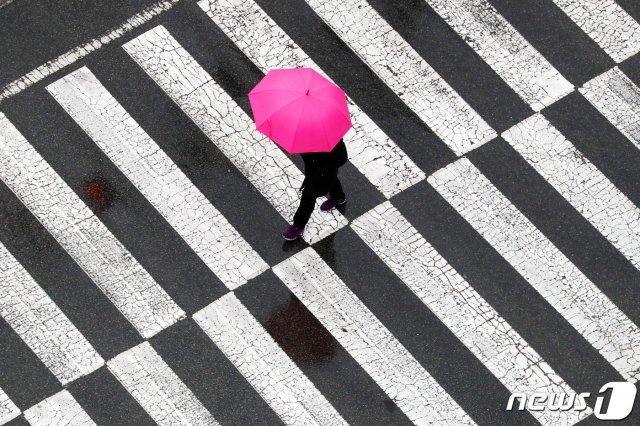 수도권 지역에 겨울비가 내린 7일 오후 경기도 수원시내 한 거리에서 시민들이 우산을 쓴 채 발걸음을 재촉하고 있다. 2020.1.7/뉴스1 © News1