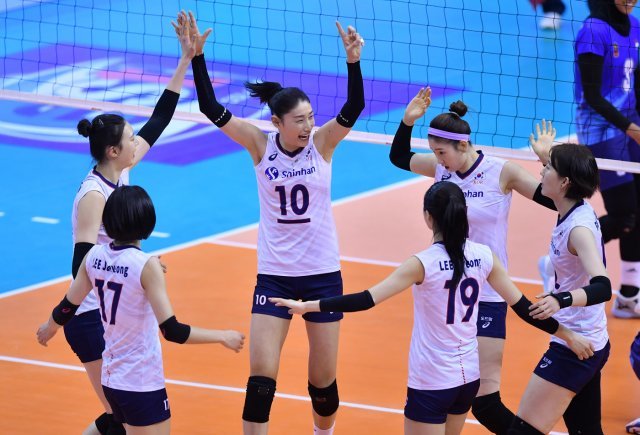2020 도쿄 올림픽 출전권을 노리는 한국 여자배구 대표팀.(FIVB 제공)© 뉴스1